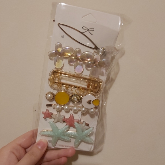 Brand new hair clips - Picture 1 of 2